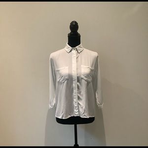 Style Envy beautiful elegant button down shirt is in perfect condition.